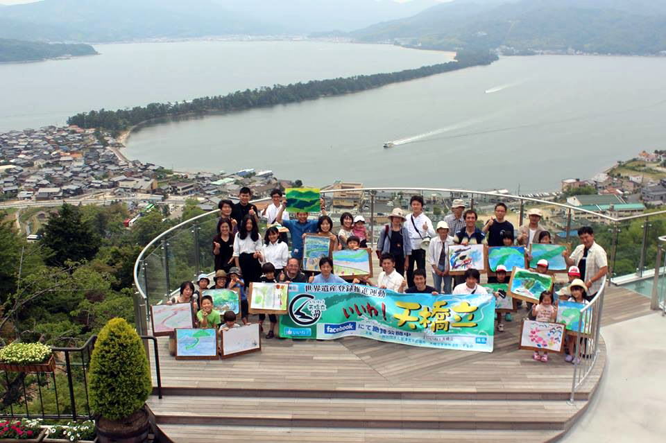 A commemorative photo while holding the pictures we drew. Amanohashidate sure is beautiful.
